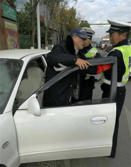 孕婦臨盆 春城騎警4分鐘送到醫(yī)院