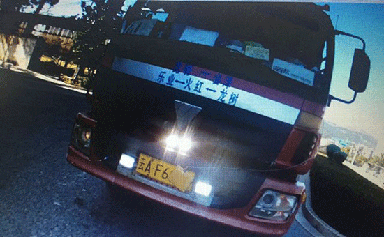 昆明一司機(jī)持假證上路遮擋號(hào)牌強(qiáng)行沖卡 被記負(fù)分39分 昆明一司機(jī)持假證上路遮擋號(hào)牌強(qiáng)行沖卡 被記負(fù)分39分