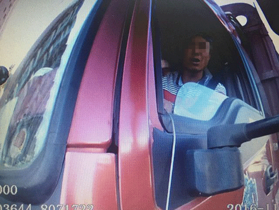 昆明一司機(jī)持假證上路遮擋號(hào)牌強(qiáng)行沖卡 被記負(fù)分39分 昆明一司機(jī)持假證上路遮擋號(hào)牌強(qiáng)行沖卡 被記負(fù)分39分