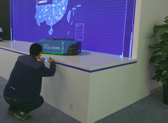 觀眾在菜鳥智能機器人前駐足 觀眾在菜鳥智能機器人前駐足