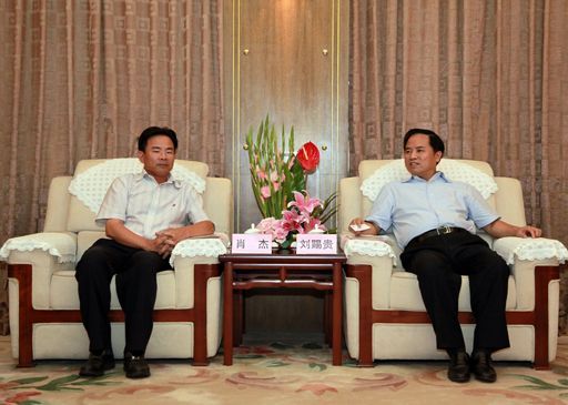 國家海洋局黨組書記、局長劉賜貴（右）與海南省三沙市委書記、市長肖杰親切交談。圖片來源：國家海洋局網(wǎng)站 