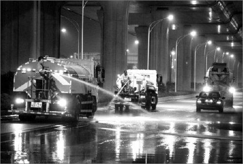 武漢江岸道路每夜至少洗5遍 稱要像狗舔般干凈