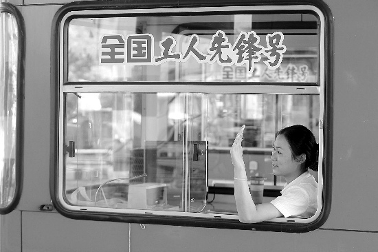 滬寧高速南京收費(fèi)站收費(fèi)員徐燕在工作