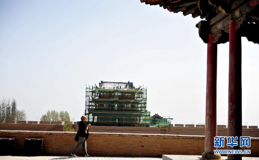 游客在嘉峪關(guān)城樓游覽