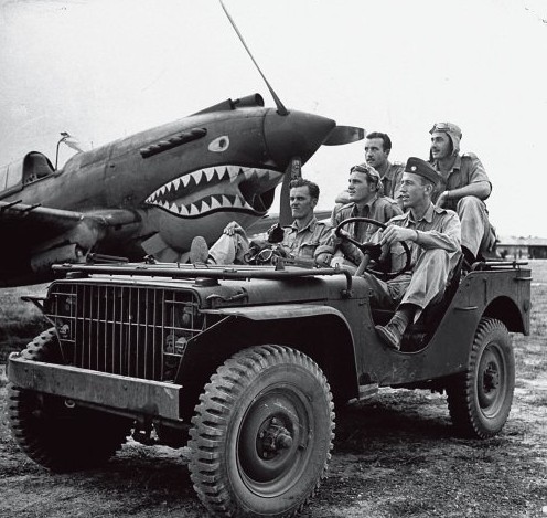 資料圖：飛虎隊隊員和p-40戰(zhàn)機。