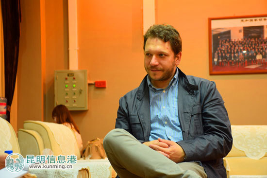 意大利男高音歌唱家在昆“耕耘”:愛吃春卷享受生活 意大利男高音歌唱家在昆“耕耘”:愛吃春卷享受生活