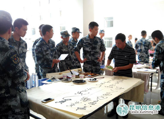 昆明市文聯(lián)舉辦'文化進軍營'活動 與官兵同慶'八一節(jié)'