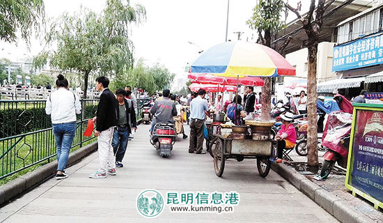 昆明官南大道單車道成“人才市場(chǎng)” 人行道擺小吃攤