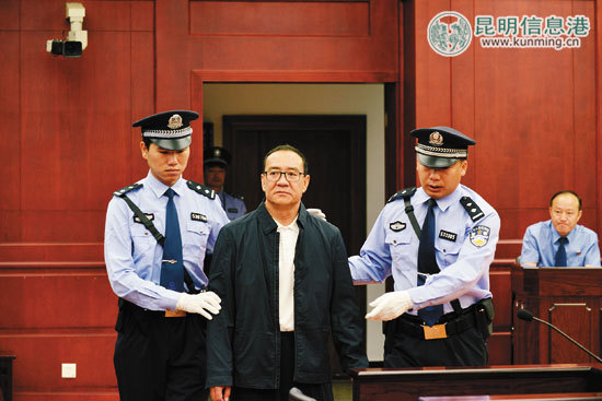 在法警的押解下，59歲的王天朝穿著一件黑色夾克走進法庭 供圖