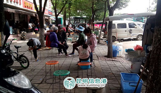 昆州路82路公交車站附近 小吃攤占道經(jīng)營(yíng)垃圾亂扔