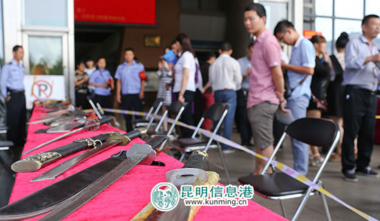 新螺螄灣數(shù)百商戶簽承諾書 絕不售賣槍支管制刀具