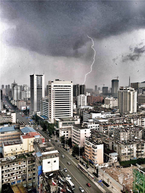 又是雷雨又是冰雹！昆明的天真是說變就變