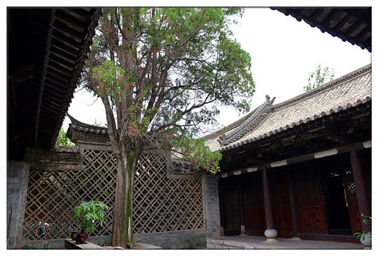 建水西莊鎮(zhèn)新房古村 黃氏宗祠“鳳在上龍?jiān)谙隆? border= 建水西莊鎮(zhèn)新房古村 黃氏宗祠“鳳在上龍?jiān)谙隆? align=