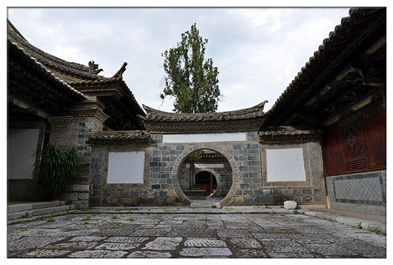 建水西莊鎮(zhèn)新房古村 黃氏宗祠“鳳在上龍?jiān)谙隆? border= 建水西莊鎮(zhèn)新房古村 黃氏宗祠“鳳在上龍?jiān)谙隆? align=