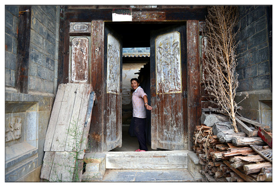 建水西莊鎮(zhèn)新房古村 黃氏宗祠“鳳在上龍?jiān)谙隆? border= 建水西莊鎮(zhèn)新房古村 黃氏宗祠“鳳在上龍?jiān)谙隆? align=