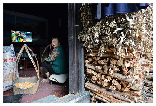 建水西莊鎮(zhèn)新房古村 黃氏宗祠“鳳在上龍?jiān)谙隆? border= 建水西莊鎮(zhèn)新房古村 黃氏宗祠“鳳在上龍?jiān)谙隆? align=