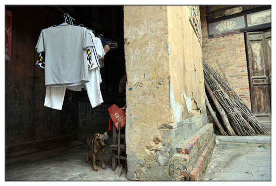 建水西莊鎮(zhèn)新房古村 黃氏宗祠“鳳在上龍?jiān)谙隆? border= 建水西莊鎮(zhèn)新房古村 黃氏宗祠“鳳在上龍?jiān)谙隆? align=