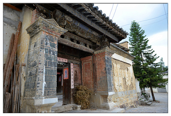 建水西莊鎮(zhèn)新房古村 黃氏宗祠“鳳在上龍?jiān)谙隆? border= 建水西莊鎮(zhèn)新房古村 黃氏宗祠“鳳在上龍?jiān)谙隆? align=