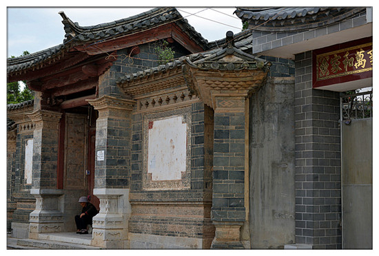 建水西莊鎮(zhèn)新房古村 黃氏宗祠“鳳在上龍?jiān)谙隆? border= 建水西莊鎮(zhèn)新房古村 黃氏宗祠“鳳在上龍?jiān)谙隆? align=