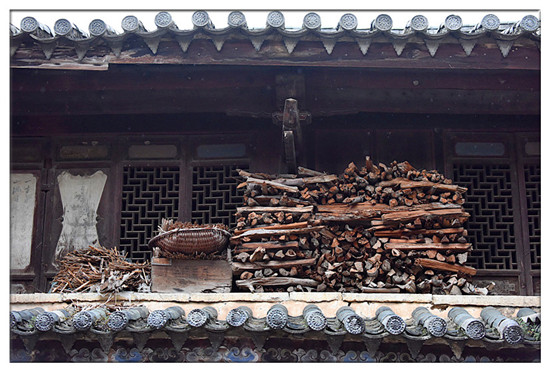 建水西莊鎮(zhèn)新房古村 黃氏宗祠“鳳在上龍?jiān)谙隆? border= 建水西莊鎮(zhèn)新房古村 黃氏宗祠“鳳在上龍?jiān)谙隆? align=