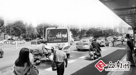 昆明北辰大道右側(cè)車道變成停車場 違停司機玩起躲貓貓 昆明北辰大道右側(cè)車道變成停車場 違停司機玩起躲貓貓