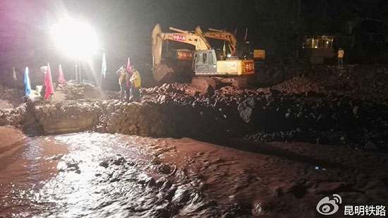 連續(xù)強降雨致楚雄多條道路中斷 最大堰塞湖面積約7000畝 連續(xù)強降雨致楚雄多條道路中斷 最大堰塞湖面積約7000畝