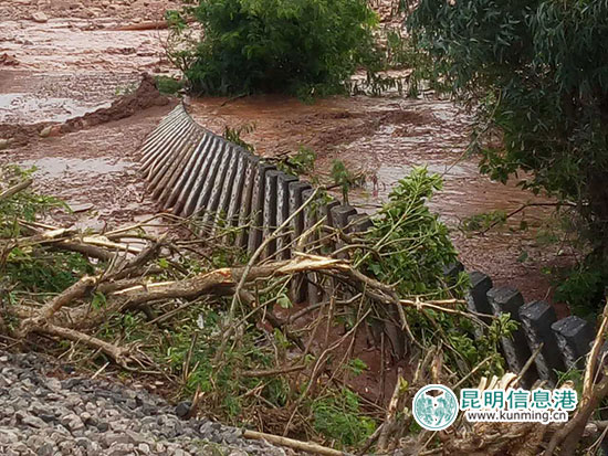 連續(xù)強降雨致楚雄多條道路中斷 最大堰塞湖面積約7000畝 連續(xù)強降雨致楚雄多條道路中斷 最大堰塞湖面積約7000畝
