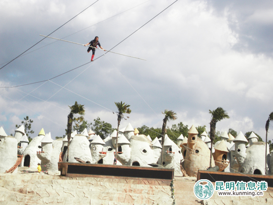 看高空走鋼絲與數(shù)十萬只蝴蝶互動(dòng) 昆明小人國陪你過花樣國慶
