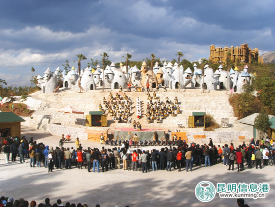 看高空走鋼絲與數(shù)十萬只蝴蝶互動(dòng) 昆明小人國陪你過花樣國慶