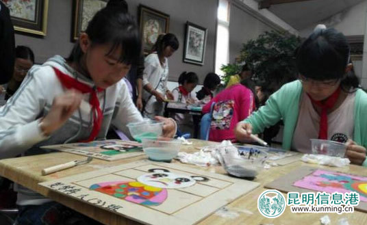 遠(yuǎn)望文教發(fā)展中心攜留守兒童參觀云南民族畫(huà)院