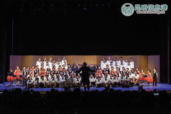 明通小學(xué)合唱團(tuán)與維也納童聲合唱團(tuán)同臺演繹 供圖 明通小學(xué)合唱團(tuán)與維也納童聲合唱團(tuán)同臺演繹 供圖