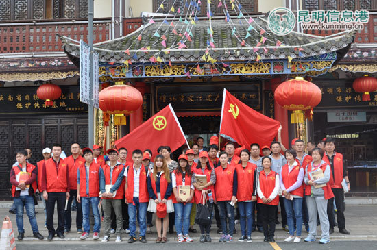 參觀人員在昆明官渡非物質(zhì)文化遺產(chǎn)傳承基地前合影留戀。