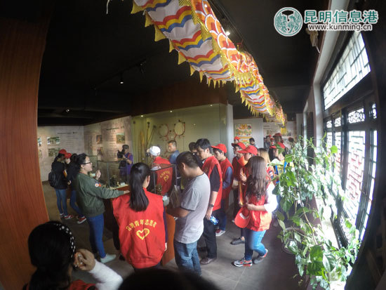 細心傾聽講解，感受非物質(zhì)文化遺產(chǎn)的精彩魅力。