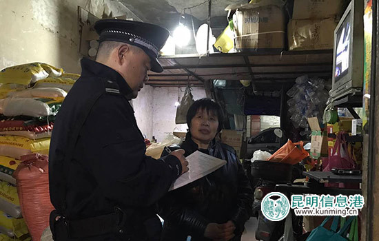 盤龍警方夜間清查轄區(qū)流動(dòng)人口和出租屋