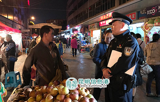 盤龍警方夜間清查轄區(qū)流動(dòng)人口和出租屋