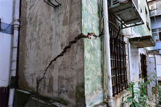 廢紙?zhí)盍芽p膠帶粘瓷磚 昆明董家灣多處房屋墻體開裂