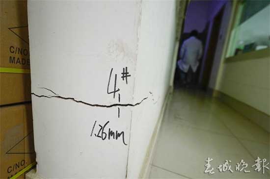 廢紙?zhí)盍芽p膠帶粘瓷磚 昆明董家灣多處房屋墻體開裂