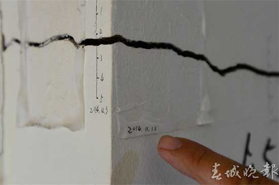 廢紙?zhí)盍芽p膠帶粘瓷磚 昆明董家灣多處房屋墻體開裂