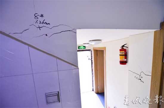 廢紙?zhí)盍芽p膠帶粘瓷磚 昆明董家灣多處房屋墻體開裂