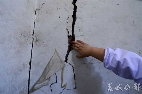 廢紙?zhí)盍芽p膠帶粘瓷磚 昆明董家灣多處房屋墻體開裂