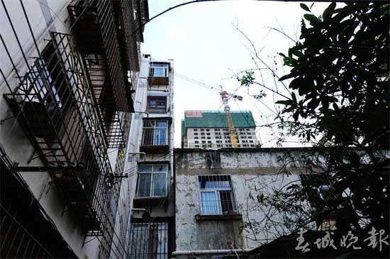 廢紙?zhí)盍芽p膠帶粘瓷磚 昆明董家灣多處房屋墻體開裂