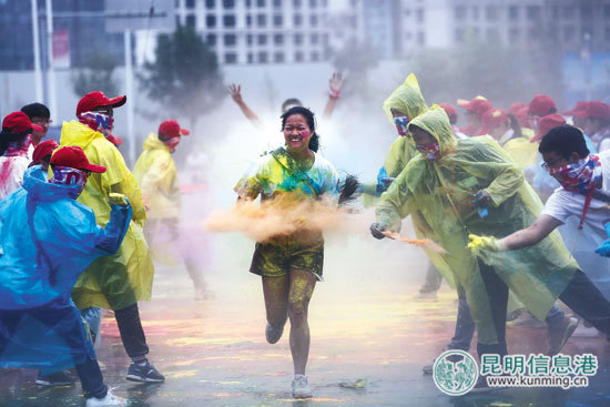 參與者被彩色粉末包圍 都市時(shí) 首席記者張玉杰/攝 參與者被彩色粉末包圍 都市時(shí) 首席記者張玉杰/攝