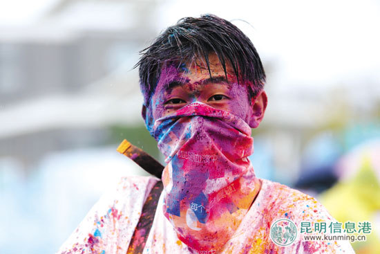 大學(xué)生以彩跑的方式宣傳無(wú)償獻(xiàn)血 大學(xué)生以彩跑的方式宣傳無(wú)償獻(xiàn)血