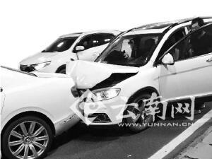 哈弗追尾賓利，賓利撞上寶馬。