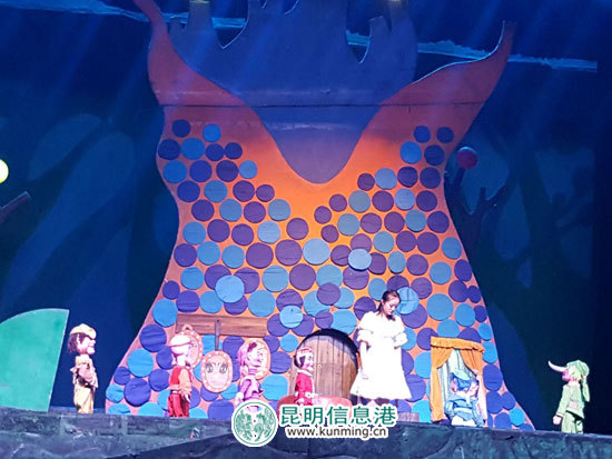 盤龍區(qū)舉行弘揚(yáng)中華傳統(tǒng)美德·傳承好家風(fēng)好家訓(xùn)公益演出活動(dòng) 盤龍區(qū)舉行弘揚(yáng)中華傳統(tǒng)美德·傳承好家風(fēng)好家訓(xùn)公益演出活動(dòng)