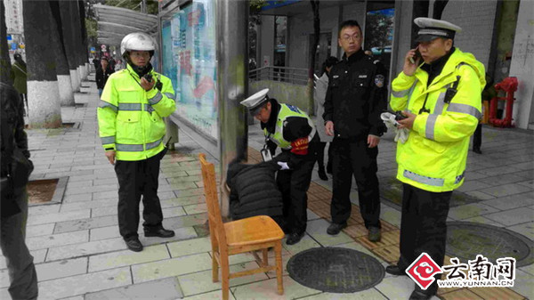 寒冷清晨女子途中突然暈厥 巡邏交警暖心相救