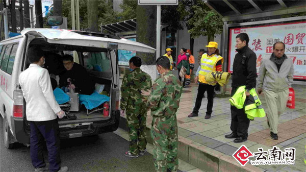 寒冷清晨女子途中突然暈厥 巡邏交警暖心相救