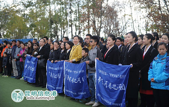 36個“市民河長”團現(xiàn)場受聘 10萬噸魚苗放入滇池