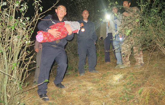 狠心父母將親生嬰兒遺棄荒野 會澤警方及時救助 狠心父母將親生嬰兒遺棄荒野 會澤警方及時救助