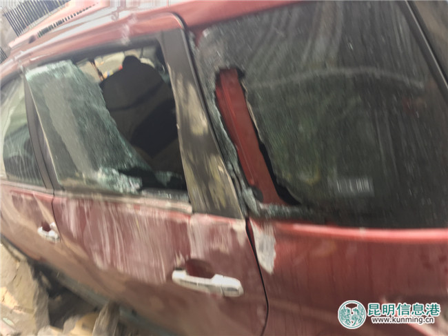 飛來橫禍 小區(qū)樓房外墻掉石塊砸中私家車